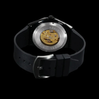 Relógio automático Veleno Watches Veleno Obsidian Forge Black com mostrador preto e pulseira de aço escuro.