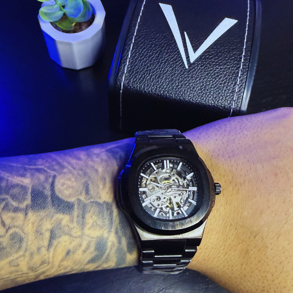 Relógio automático Veleno Noctis Black com caixa preta e mostrador elegante, exibindo pulseira de couro e detalhes sofisticados.